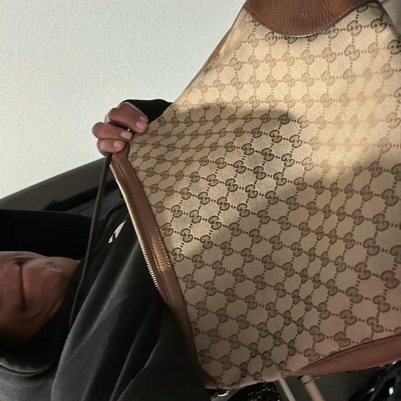 New/used large hobo Gucci Bag excellent condition - Picture 4 of 7